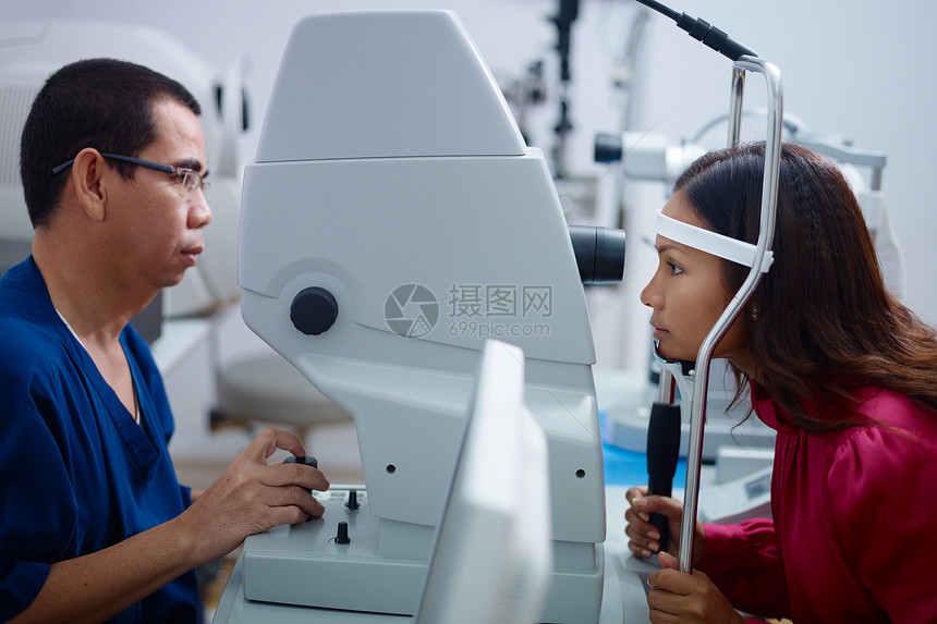 亚洲医生在对住院的成年妇女进行视力检查时图片