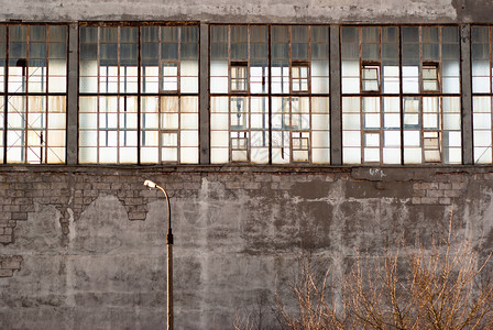 废旧窗户和墙壁混凝土墙中工图片