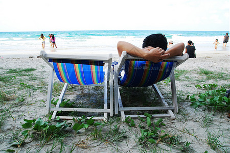 男人在沙滩椅上放松图片