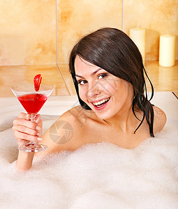 年轻女子在泡浴中洗涤图片