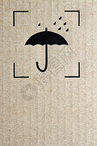 纸板上的雨伞和雨符号图片