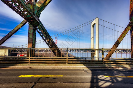 从一座古老的土桥和生锈的桥上看城市景象图片
