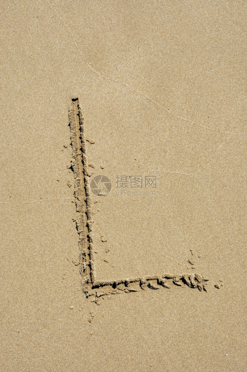 写在沙滩上的L字母图片