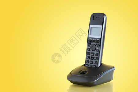 黄色背景的现代黑色无线电话可免背景图片