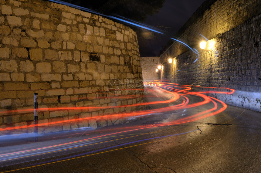 穿过以色列耶路撒冷老城狭窄走廊的车图片