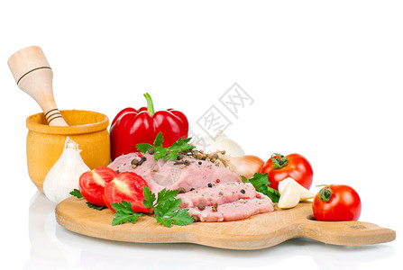 白色背景上的新鲜蔬菜和肉类图片