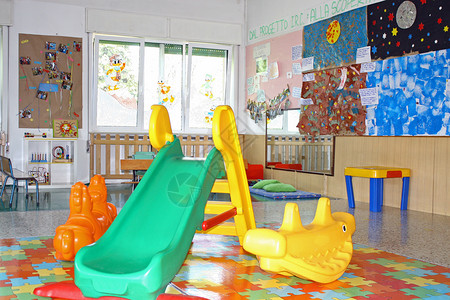 意大利托儿所幼儿园游戏室的内部图片