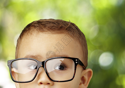 一个戴眼镜的小孩的图片