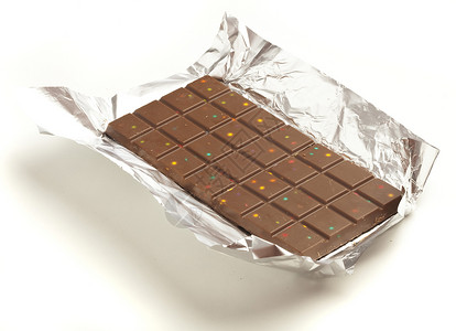 白色背景中铝束中的巧克力图片