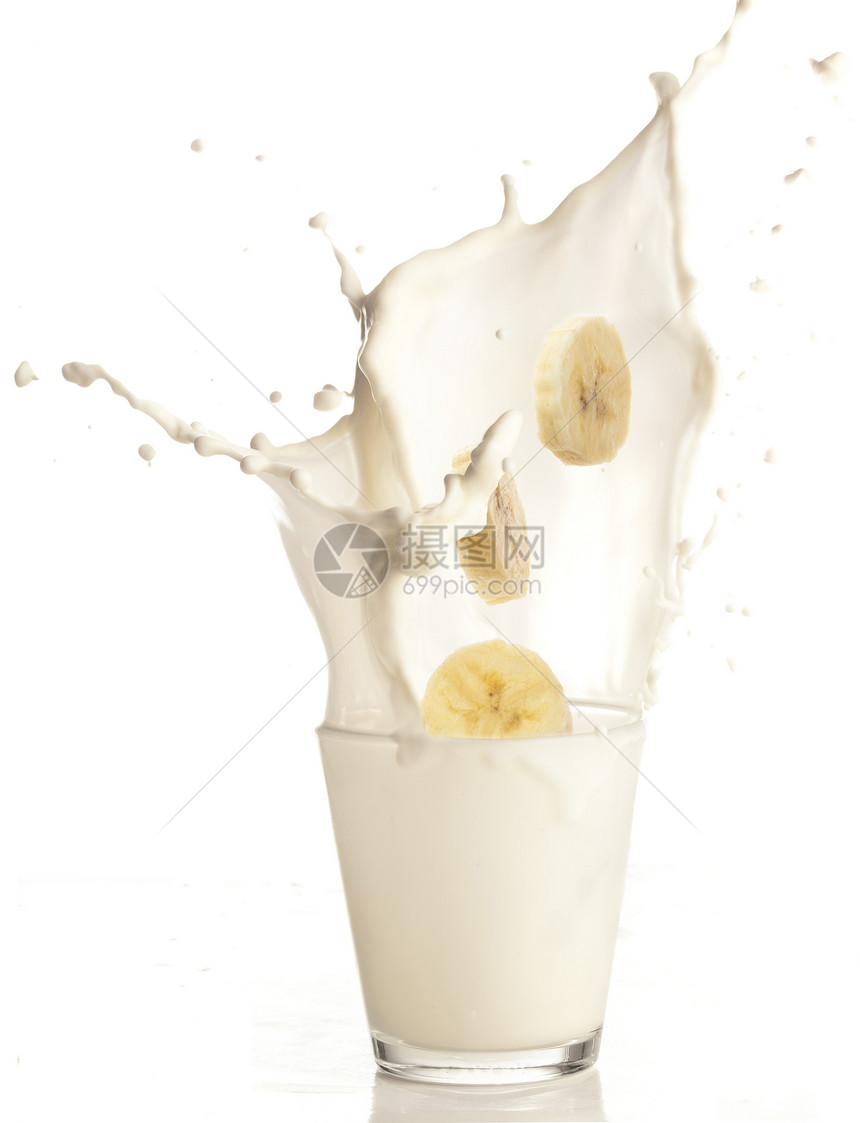 香蕉片掉到牛奶杯上图片