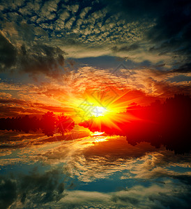 湖面上的烈日景象图片