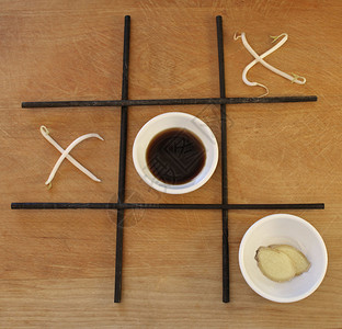 筷子游戏网格上的豆芽和调味品图片