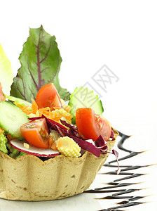 华夫饼碗里的蔬菜沙拉图片
