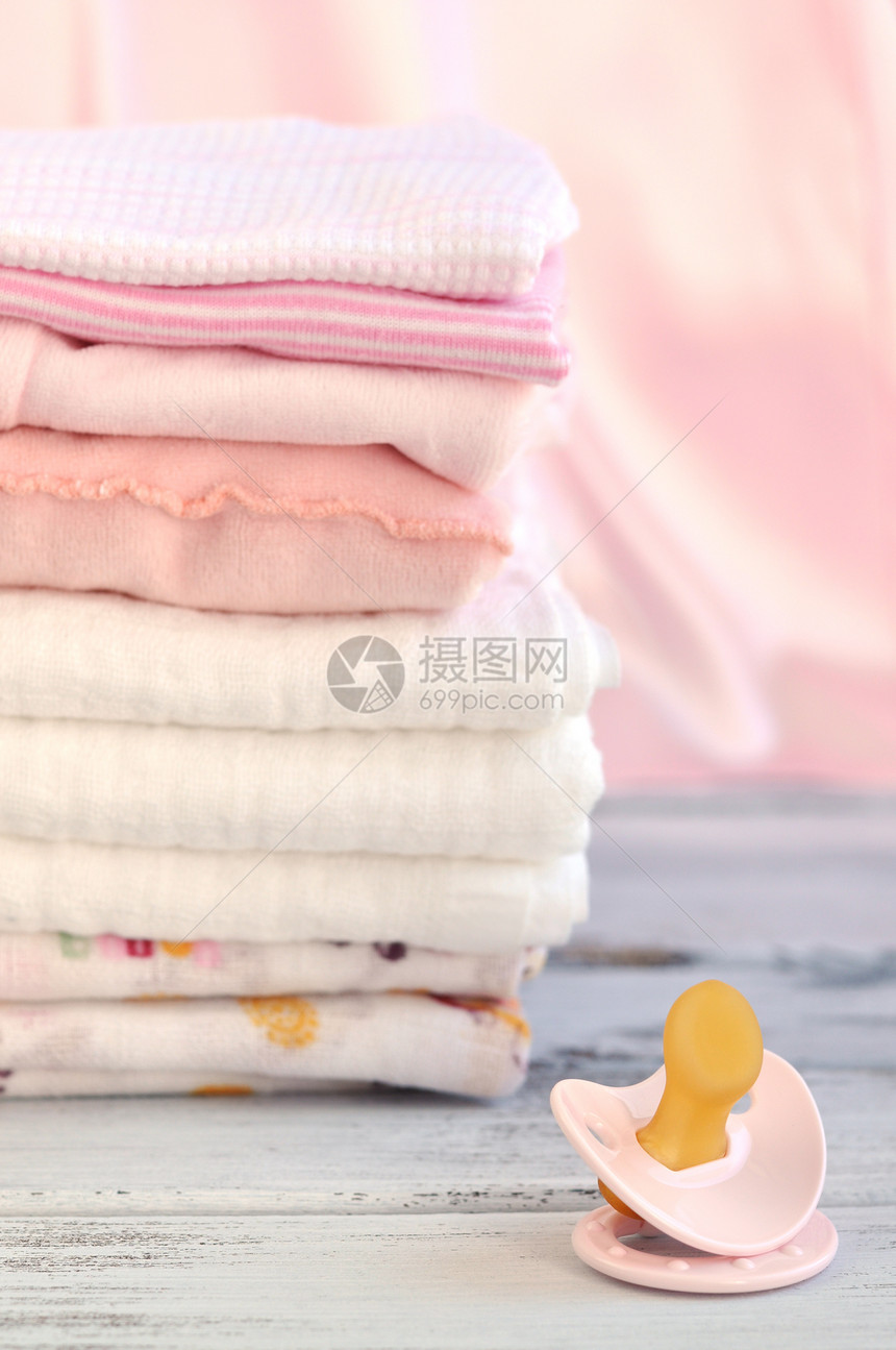 在一堆干净折叠的粉色婴儿洗衣图片