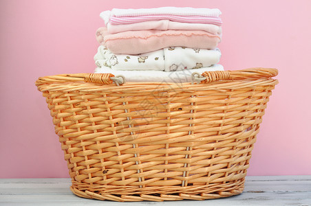 把干净折叠的粉色婴儿洗衣图片