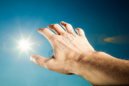 手转向太阳图片