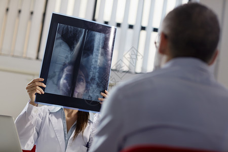担任值办公室医生和检查病人X光检查的图片