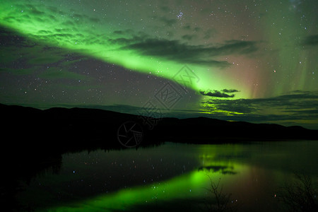 夜天星云和北极光照耀在加拿大领土育空背景图片