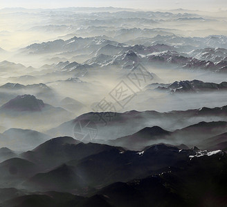 向高山倾斜图片