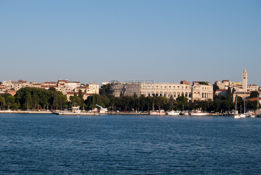 克罗地亚PulaColiseum和港口全景图片
