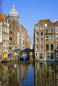 阿姆斯特丹运河上的蓝色小船典型的阿姆斯特丹建筑春图片