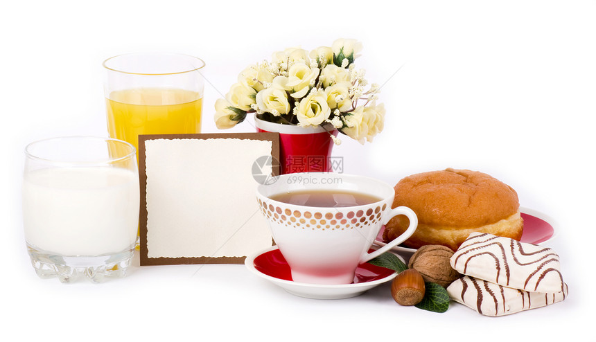 美丽的茶杯套装和纸杯蛋糕白色图片