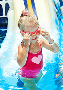 水上乐园水上滑梯上的小女孩图片