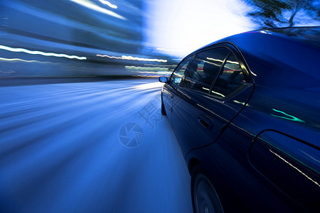 汽车在夜晚高速行驶图片