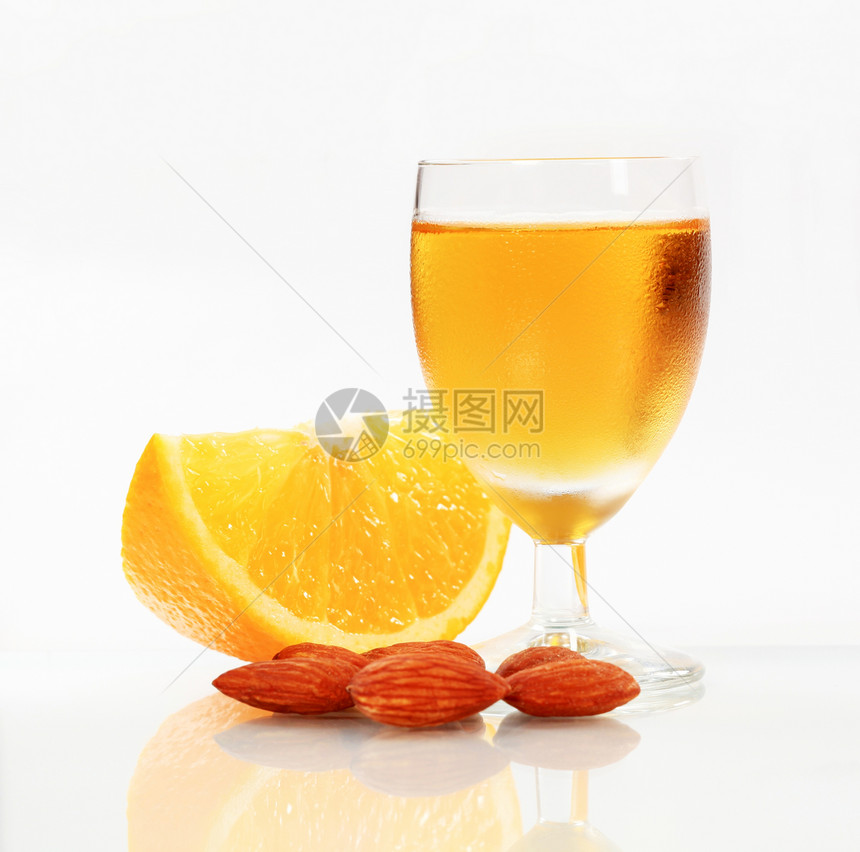 杯冷饮橙子和杏仁楔子图片