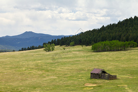老木屋独自矗立在高山草甸中图片