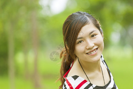 带着幸福微笑的亚洲女孩图片