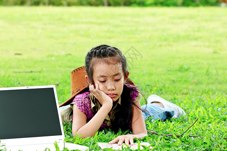 小女孩在草坪上图片