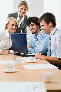 成功的企业团队坐在桌旁图片