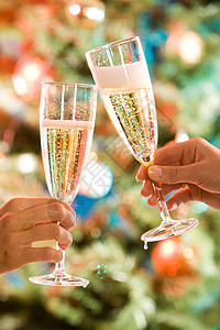 圣诞节树背景上两杯香槟的图片手图片