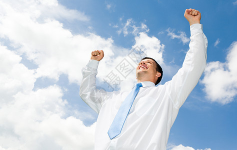 快乐的生意人举手起双手天空阴云笼图片