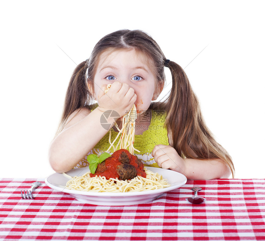 美丽的女孩用手吃意大利面和肉丸图片