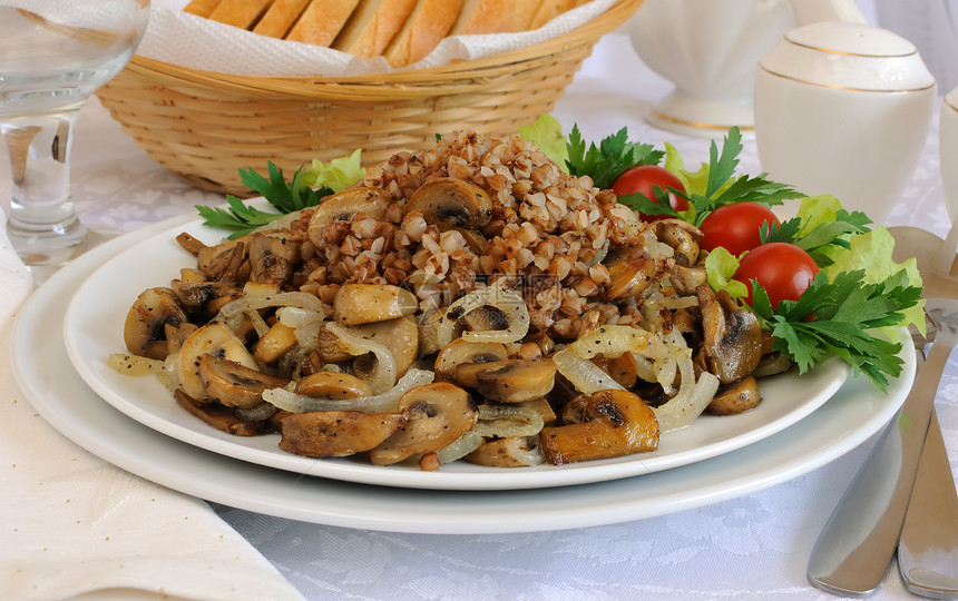 餐桌上的蘑菇洋葱荞麦粥图片