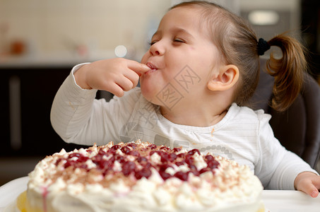可爱的小女孩吃蛋糕图片