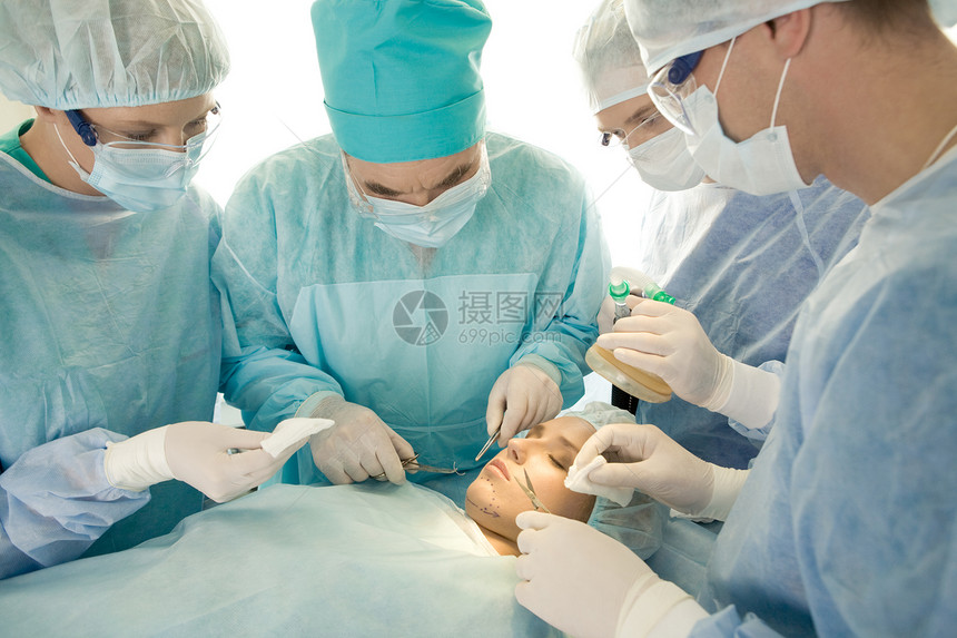 手术期间病人在手术台附近手术台上的外图片