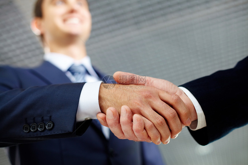 两位生意人握手打招呼图片