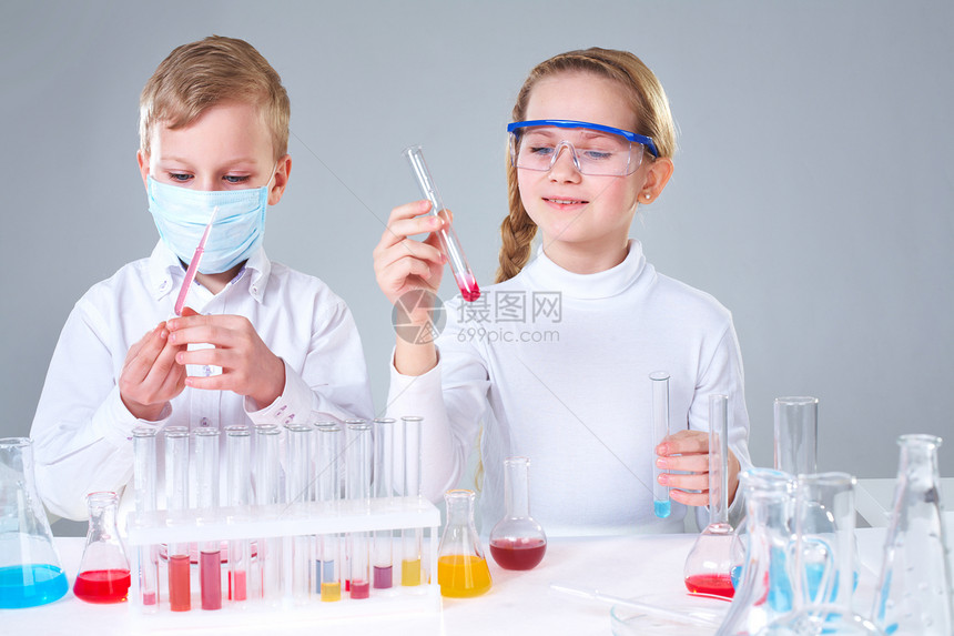 做化学实验的两个孩子图片