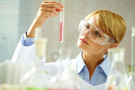 一个年轻化学家专注图片