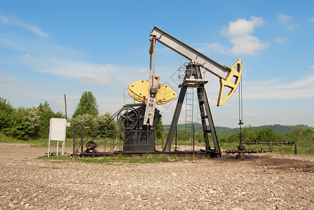 石油和天然气工业石油泵在油田上的工作图片