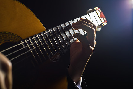 弹吉他用表演者的双手演奏乐器图片