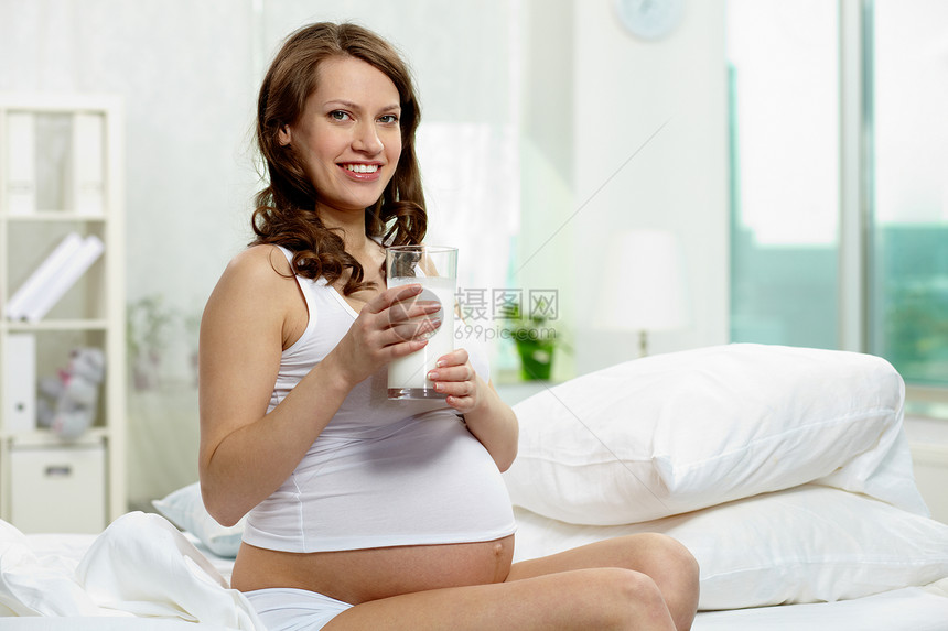 照片来自幸福的孕妇与牛奶图片
