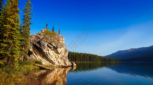 加拿大艾伯塔州贾斯珀公园的山湖风景美丽图片
