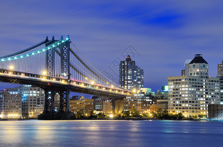 曼哈顿大桥横跨东河通往纽约市的曼哈顿图片
