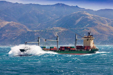 载货集装箱货轮船在风暴大海航行图片