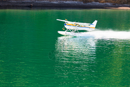 浮筒小型推进器浮机或水上飞机从湖泊平坦背景
