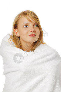 漂亮的女人用浴巾裹着暖和的毛巾图片